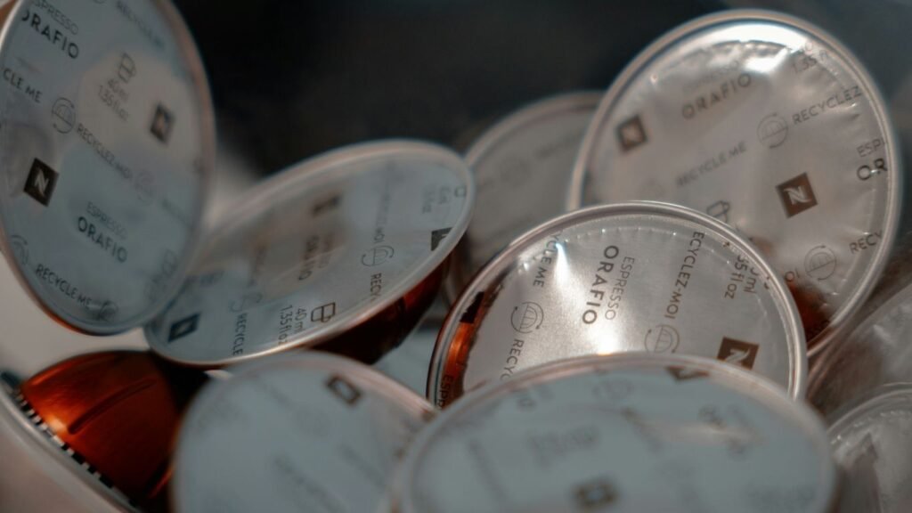 Cápsulas de café e cafeteira em uma cozinha com luz de pôr do sol