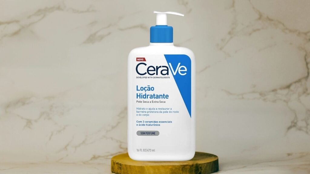 CeraVe loção hidratante corporal com ácido hialurônico em embalagem com pump sobre fundo neutro