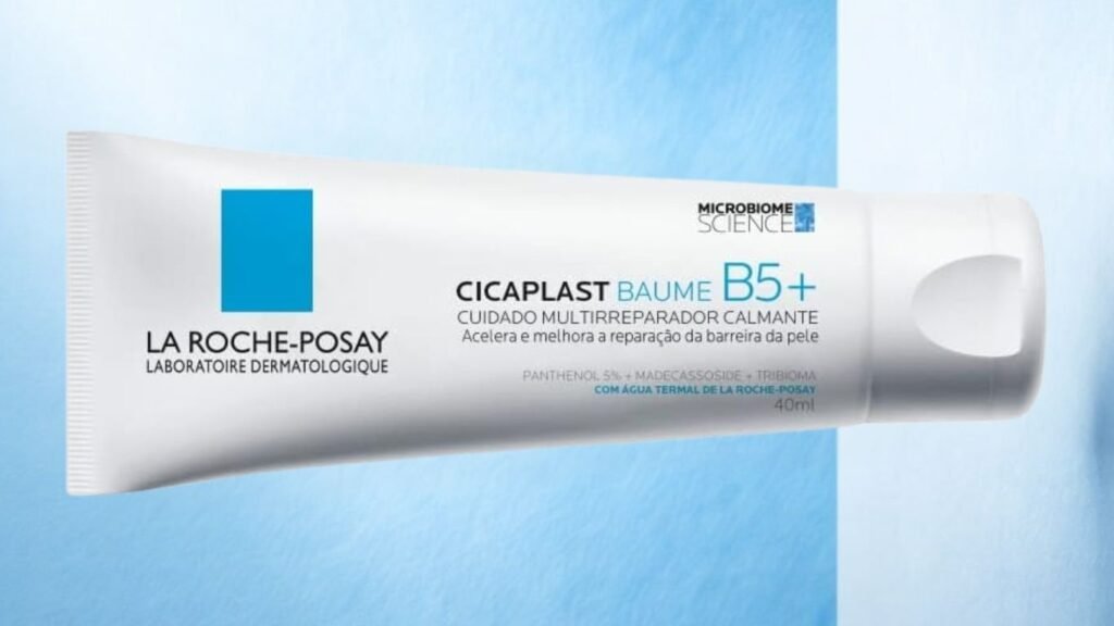 Hidratante Cicaplast B5 vale a pena?Hidratante Cicaplast Baume B5+ da La Roche-Posay em fundo azul, imagem do produto para cuidados com a pele sensível.