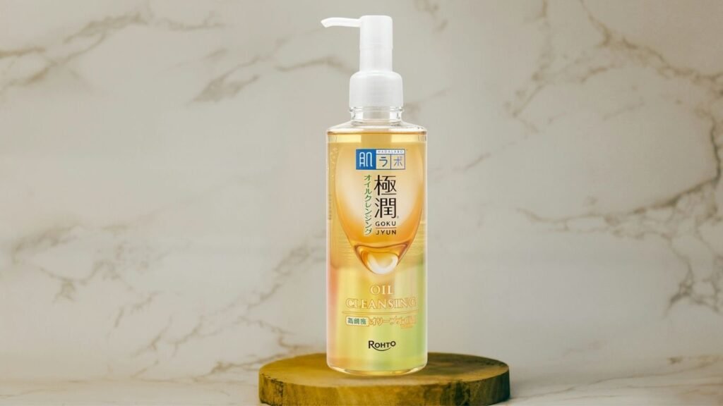 Óleo de limpeza facial Hada Labo Gokujyun em embalagem com pump usado para remover maquiagem