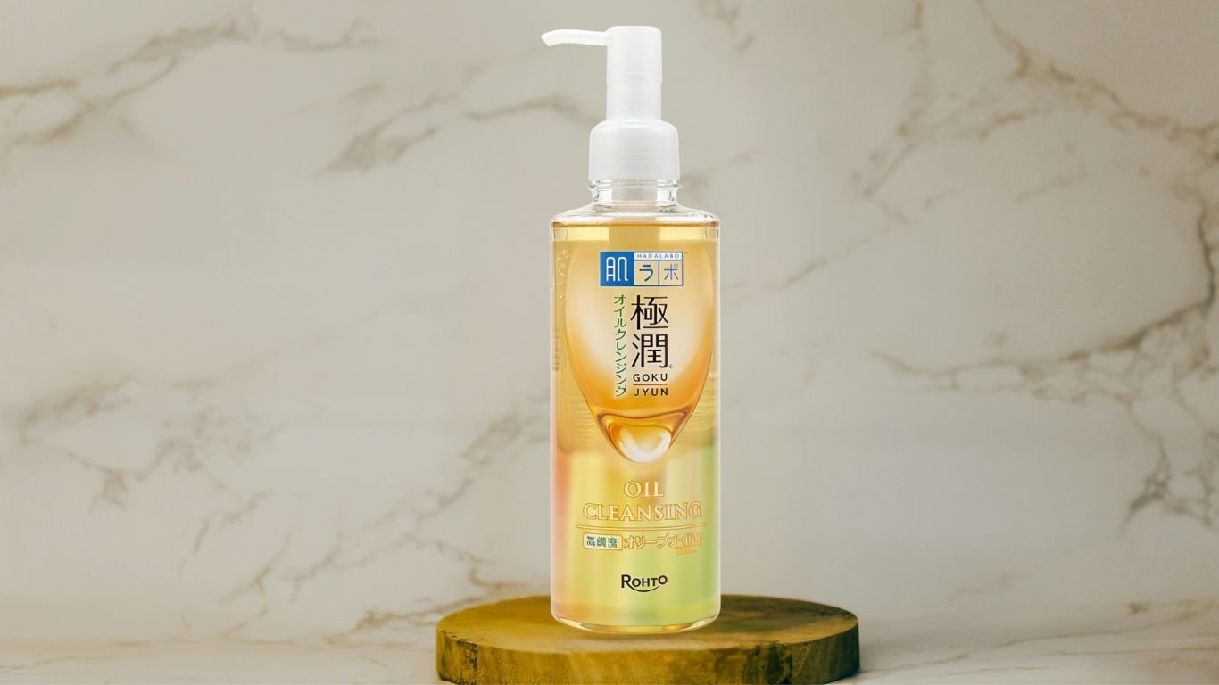 Óleo de limpeza facial Hada Labo Gokujyun em embalagem com pump usado para remover maquiagem