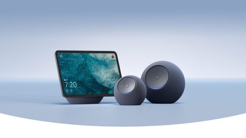 Echo Dot Alexa sendo usado em mesa com ambiente doméstico moderno e iluminação suave