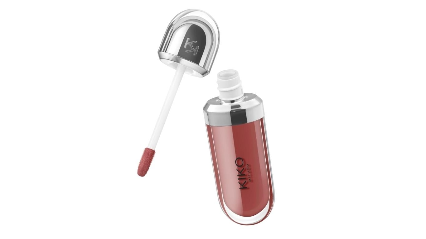 Kiko Milano 3D Hydra Lipgloss aplicado nos lábios com efeito brilhante e acabamento hidratante