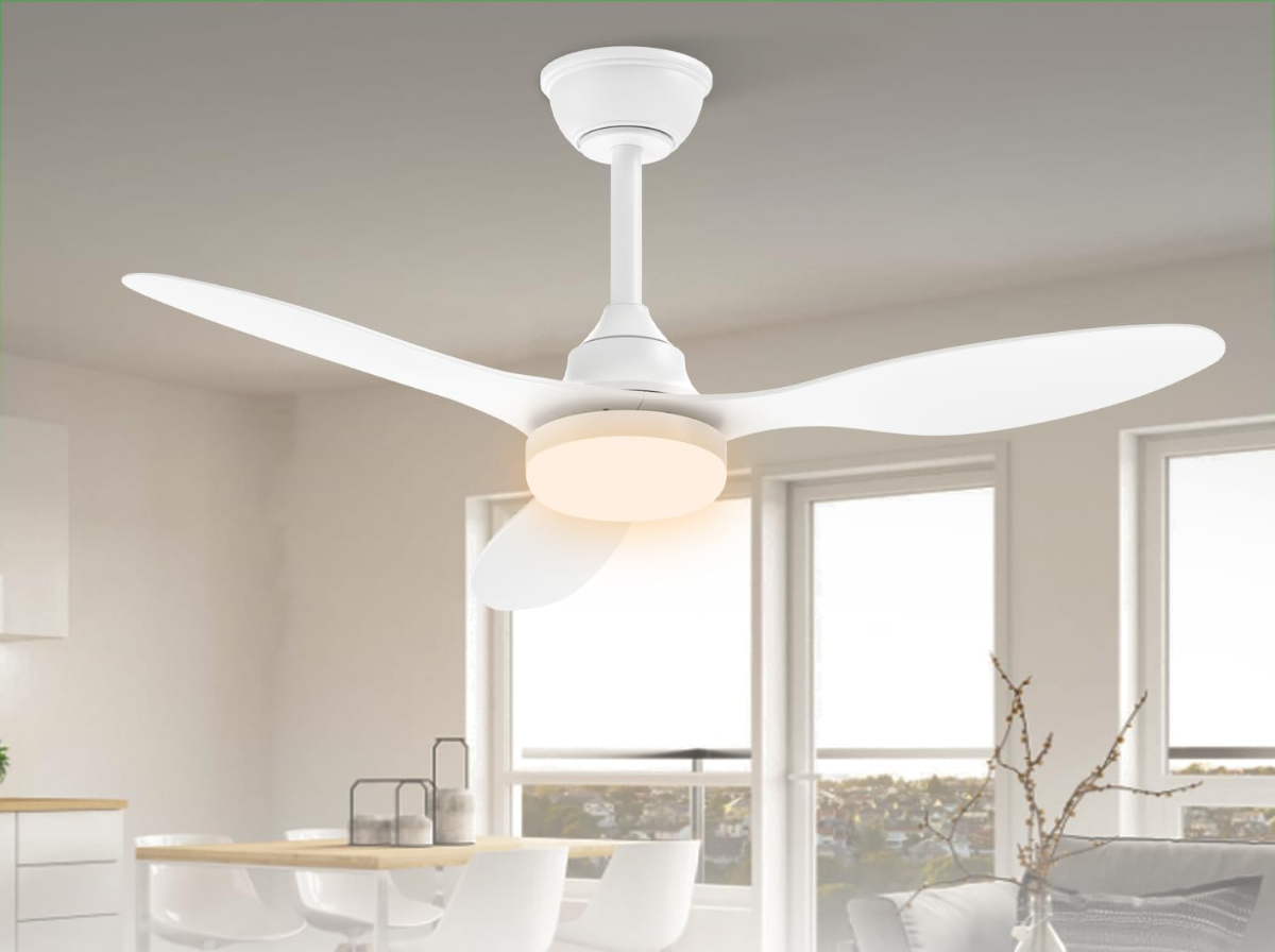 Ventilador de teto branco com luz LED integrada e controle remoto instalado em sala de estar moderna