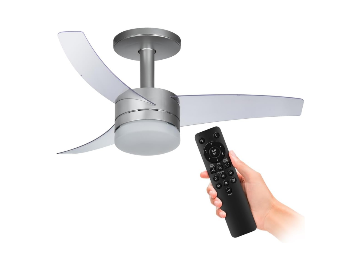 Ventilador de teto Arno Ultimate prata com pás translúcidas e controle remoto na mão